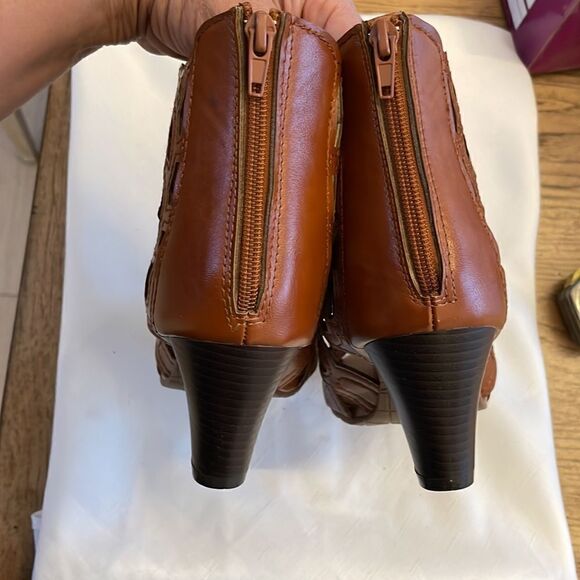 RASOLLI BROWN CUTOUT SHOOTIES. NEW IN BOX. - Picture 5 of 8